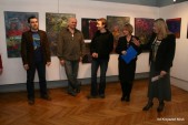 Wernisaż (od lewej): autorzy - Daniel Rostecki, Mirosław Kowalczuk, Damian Waliczek oraz Zofia Kolasa - opiekun galerii i komisarz wystawy, Teresa Piątek - dyr. MOK.
