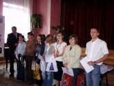 Naczelnik Wydziału Edukacji i Kultury Fizycznej UM Bogdan Wołoszyn razem z wyróżnionymi i nagrodzynymi w konkursach uczniami.