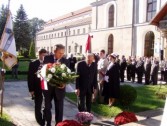 Pod pomnikiem Ks. J. Popiełuszki wiązankę składają przedstawiciele NSZZ Solidarność: A. Buczek, K. Ziobro, J. Sośnicki.