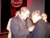 Krzyz Semper Fidelis z rąk K. Ziobro przyjmuje ks. Kazimierz Wójcikowski.