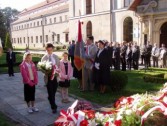 Uczniowie szkół jarosławskich składali kwiaty pod pomnikiem ks. Jerzego.