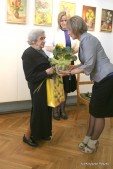 Wernisaż wystawy. Autorka otrzymuje kwiaty z rąk Zofii Kolasy, komisarza Małej Galerii MOK. W tle dyr. MOK Teresa Piątek.