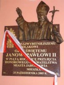 Autorem tablicy jest artysta plastyk Stanisław Lenar