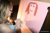 Portret swojej Mamy rysuje Karolina Wysocka z Koła Plastycznego (MOK).