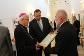List gratulacyjny dla Arcybiskupa przekazali zastępca burmistrza Bogdan Wołoszyn i przewodniczący RM Jarosław Pagacz