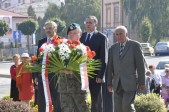Pod pomnikiem Przyjaźni Polsko-Wegierskiej kwiaty składa: zastępca burmistrza Bogdan Wołoszyn, sekretarz Jan Biłas, wiceprzewodniczący Rady Miasta Marian Janusz.