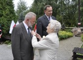 Odznakę Honorowego Sybiraka wręcza Zofia Garczyńska.