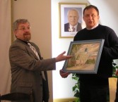 Burmistrz Vyskova Petr Hajek otrzymał od Zastępcy Burmistrza Miasta Jarosławia Bogdana Wołoszyna obraz przedstawiający zabytkowy ratusz.