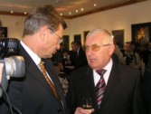 Podczas wizyty w Muzeum był czas na rozmowy. Prof. Leszek Balcerowicz w rozmowie z Wiceburmistrzem Tadeuszem Pijanowskim. Fot. Iwona Międlar