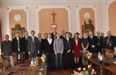 Nagrodzeni sportowcy i trenerzy wraz z zastępcą burmistrza Bogdanem Wołoszynem oraz dyrektorem MOSiR Jackiem Stalskim.