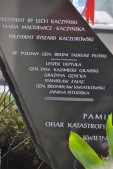 Nazwiska ofiar tragedii  smoleńskiej na Pomniku Katyńskim przy kościele pw. Chrystusa Króla w Jarosławiu.