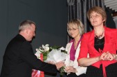 Kwiaty ks. prof. dr. hab. Tadeuszowi Guzowi wręczyła Joanna Mordarska - naczelnik Wydziału Kultury, Turystyki i Promocji Miasta.