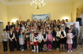 Pamiątkowe zdjęcie laureatów z zaproszonymi gośćmi, organizatorami, przedstawicielami szkół i rodzicami. | Fot.  Małgorzata Młynarska