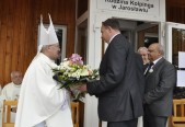 Zastępca burmistrza Bogdan Wołoszyn podziękował księdzu infułatowi Stanisławowi Macowi.