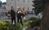 Burmistrz Andrzej Wyczawski wraz z zastępcą Bogdanem Wołoszynem składaja kwiaty pod Pomnikiem Bohaterów i Ofiar II Wojny Światowej.