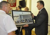 Burmistrz Andrzej Wyczawski otrzymał pamiątkowy obraz.
