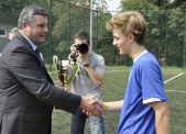 Kapitan "FC Albatros" odbiera Puchar od burmistrza Wyczawskiego.