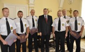 Wyróznieni strażnicy wraz z burmistrzem Andrzejem Wyczawskim i Komendantem Straży Miejskiej Andrzejem Jędrejko.