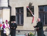 Przewodniczący Rady Miasta Jarosławia odczytał tekst uchwały o uczczeniu Papieża przez wmurowanie tablicy