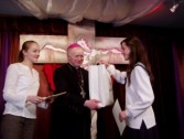 Ks. Biskup Adam Szal wręcza zdobywczyni I miejsca Katarzynie Krucan dyplom i nagrodę