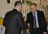 Na ręce przewodniczącego Zbigniewa Brudka list gratulacyjny w imieniu burmistrza A. Wyczawskiego złożył Marcin Zaborniak.