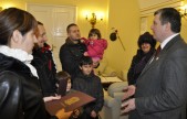 Podczas spotkania z rodzinami Burmistrz Andrzej Wyczawski wręczył klucze do nowych mieszkań.