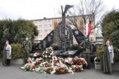 Pomnik Katyński powstał w 2005 r. i upamiętnia ofiary NKWD, a od 2010 r. jako Pomnik Katyńsko-Smoleński również tragicznie zmarłych w katastrofie z 10 kwietnia.