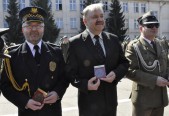 Pamiątkowy medal dywizjonu otrzymał sekretarz Jan Biłas oraz Komendant Straży Miejskiej Andrzej Jędrejko.