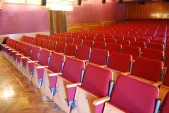 W sali widowiskowej Miejskiego Ośrodka Kultury zamontowano 333 nowych foteli. | Fot.  Ewa Kłak-Zarzecka