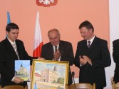 Mer Jaworowa otrzymał album o Jarosławiu i obraz przedstawiający zabytkowy ratusz