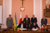 Burmistrz Miasta Jarosławia Janusz Dąbrowski i Mer Jaworowa Witalij Domaszowec podpisują umowę o współpracy