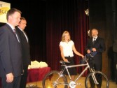 Za zwycięstwo w Ogólnopolskim Konkursie Wiedzy Morskiej Jastarnia 2006 rower od Burmistrza Miasta otrzymała Elżbieta Falkowska.