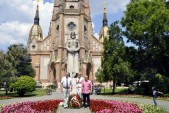 Delegacja z Jarosławia złożyła kwiaty pod pomnikiem Św. Władysława, patrona Kőbányi. | Fot.  Andrzej Wikiera