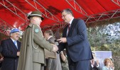 Burmistrz Andrzej Wyczawski wręczył dowódcy 14 dywizjonu artylerii samobieżnej pamiątkową statuetkę.