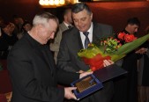 Burmistrz Andrzej Wyczawski podziękował księdzu ks. prof. dr hab. Tadeuszowi Guzowi za wykład.
