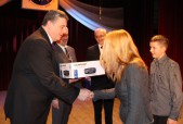 Nagrody dla placówek biorących udział w przeglądzie wręczał m.in. burmistrz Andrzej Wyczawski.