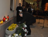 Sekretarz, Jan Biłas składa kwiaty pod tablicą upamiętniającą papieża Jana Pawła II.