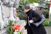 Pod Pomnikiem Przyjaźni Polsko- Węgierskiej kwiaty złożyli: Konsul Generalna Węgier, | Fot.  Małgorzata Młynarska