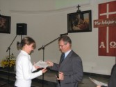 Wręczenie dyplomów nagrodzonym w konkursie literackim uczniom przypadło w udziale dyr. Wojciechowi Popoczyńskiemu.