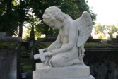 Nagrobek Adeliny de Pielak - Wapinskiey z postacią klęczącego aniołka trzymającego w ręku krzyż doczekał się remontu w 2005