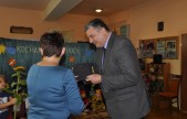 Za pomoc przy realizacji ścieżki dyrektor przedszkola, Janina Szajny podziękowała burmistrzowi Wyczawskiemu,...
