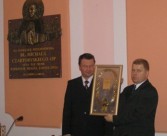 Burmistrz Janusz Dąbrowski wręczył Przewodniczącemu Rady insygnia władzy