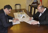 Burmistrz Nysy - Kordian Kolbiarz i burmistrz Jarosławia Waldemar Paluch podpisują porozumienie o współpracy.