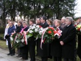Delegacje władz miasta, powiatu, internowani, członkowie NSZZ "S" oraz młodzież złożyli kwiaty i wieńce