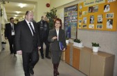 Halina Kic, dyrektor SP 9 oprowadziła burmistrza po szkole.