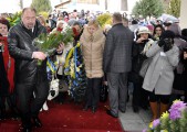 Burmistrz Waldemar Paluch złożył wiązankę kwiatów przed grobem kompozytora.