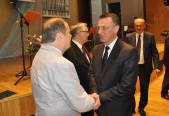 Gratulacje i życzenia dyrektorowi MOPS przekazali także: zastępca burmistrza Marcin Zaborniak...