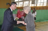 Marcin Zaborniak, zastępca burmistrza przekazał Annie Chuchla, dyrektor PG 2 okolicznościowy list gratulacyjny oraz kwiaty.