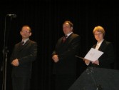 Na zdj: Podkarpacki Kurator Oświaty Maciej Karasiński, zastępca burmistrza Bogdan Wołoszyn i dyrektor Kazimiera Stachurska.