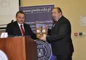 Rektor PWSTE podziękował burmistrzowi Waldemarowi Paluchowi za współpracę...